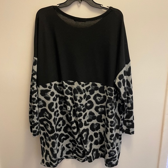 Amaryllis XL black and leopard top, new. - Picture 2 of 2